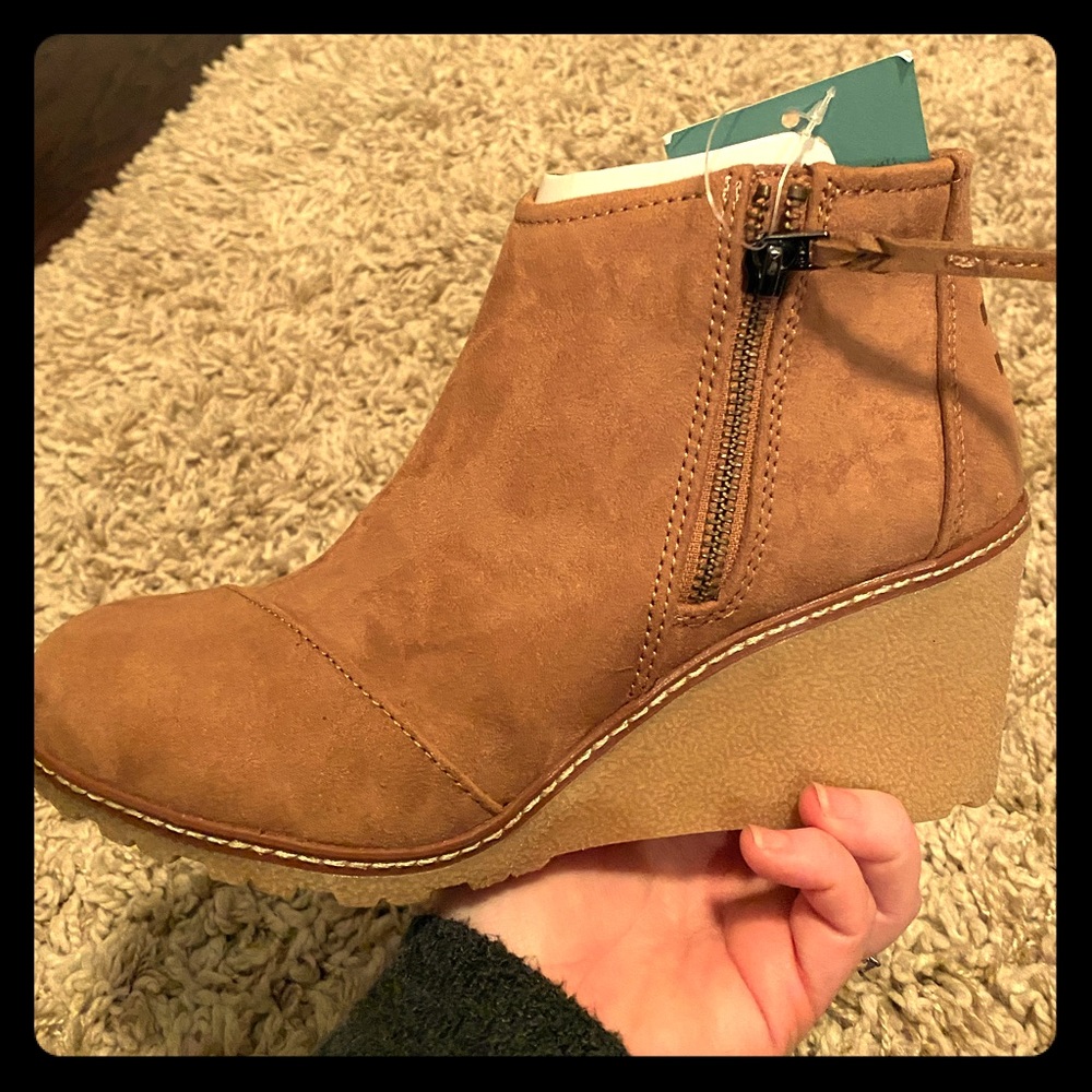 NWT Toms Boots